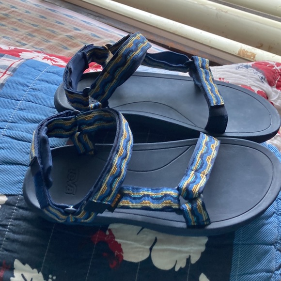 NWT Teva’s with hurricane straps size 6 men’s size 8 women’s - Picture 2 of 7